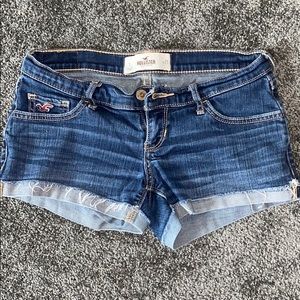 hollister shorts !!